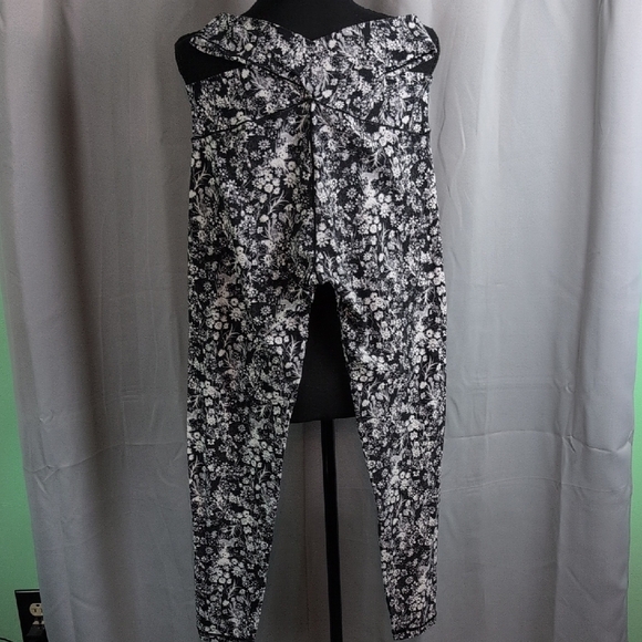 Floral Black and White Leggings - Picture 8 of 11